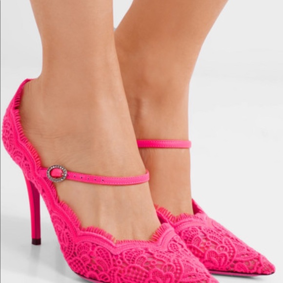Gucci Shoes - GUCCI Virginia Pump Pink Lace